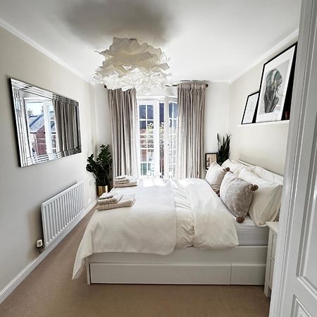 Delux Room With Private Parking, Sleeps 2, Perfect For Cotswold Getaway, Easy A419 Access Blunsdon Exterior foto