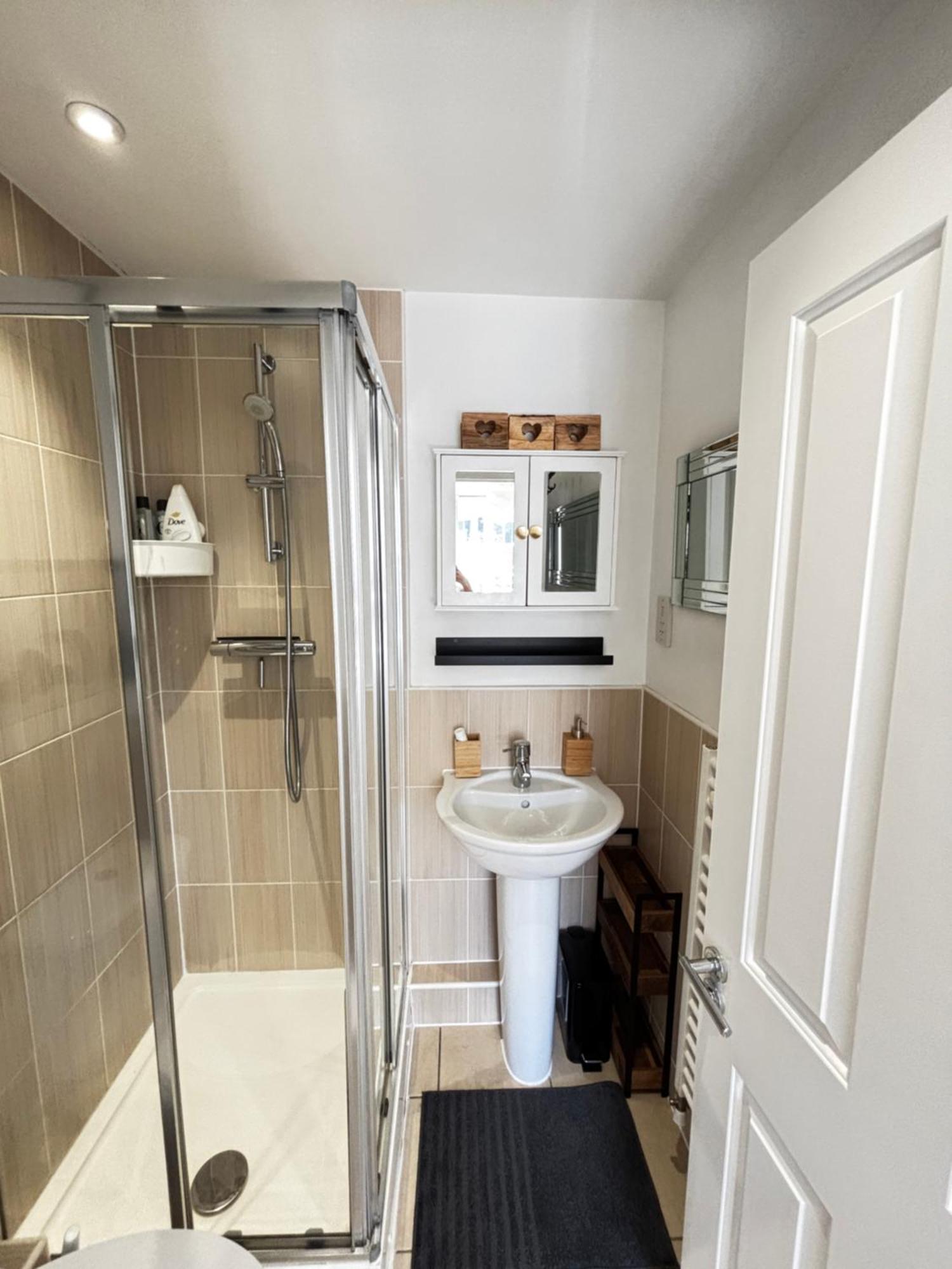 Delux Room With Private Parking, Sleeps 2, Perfect For Cotswold Getaway, Easy A419 Access Blunsdon Exterior foto